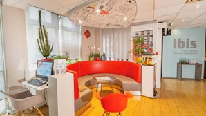 Un interior moderno con una zona de estar curva colorada, un escritorio y una pequeña mesa.