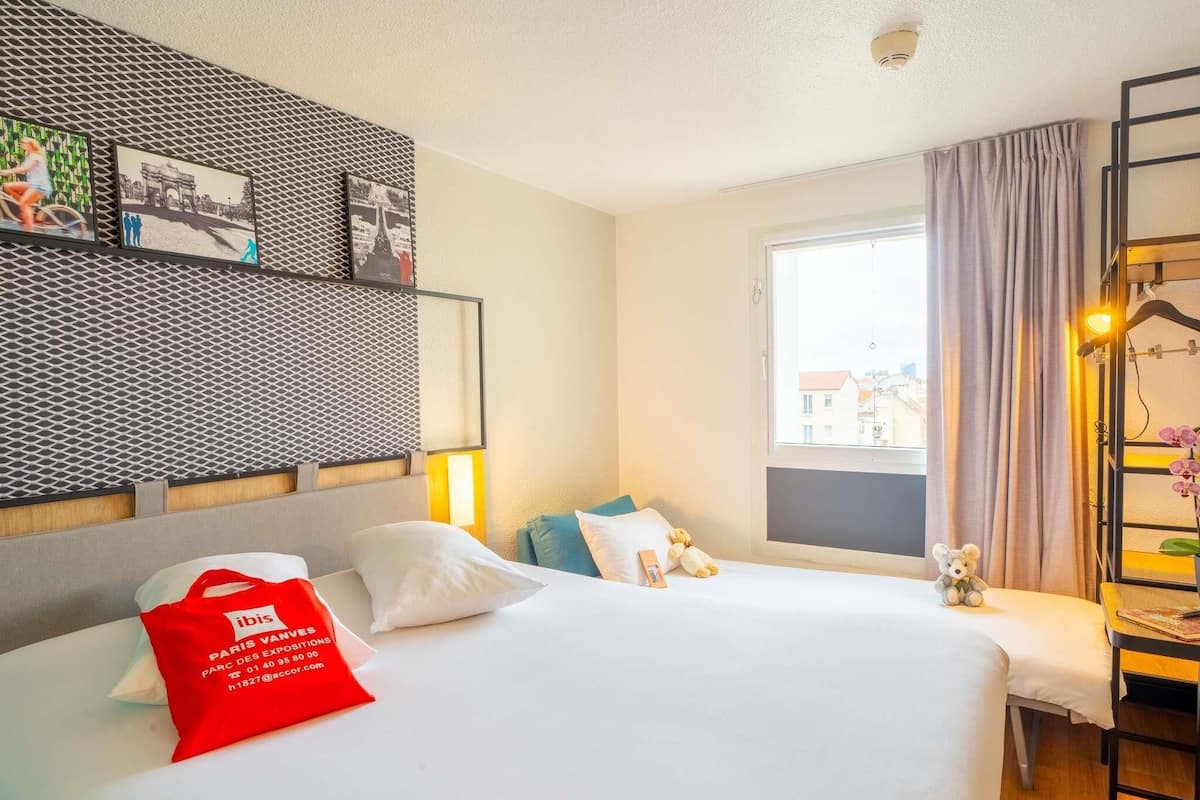 Chambre Standard, Plusieurs lits | Draps en coton égyptien, literie de qualité, coffre-fort, bureau