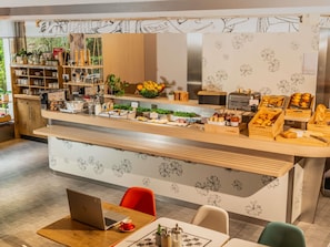 Buffet déjeuner servi tous les jours en supplément