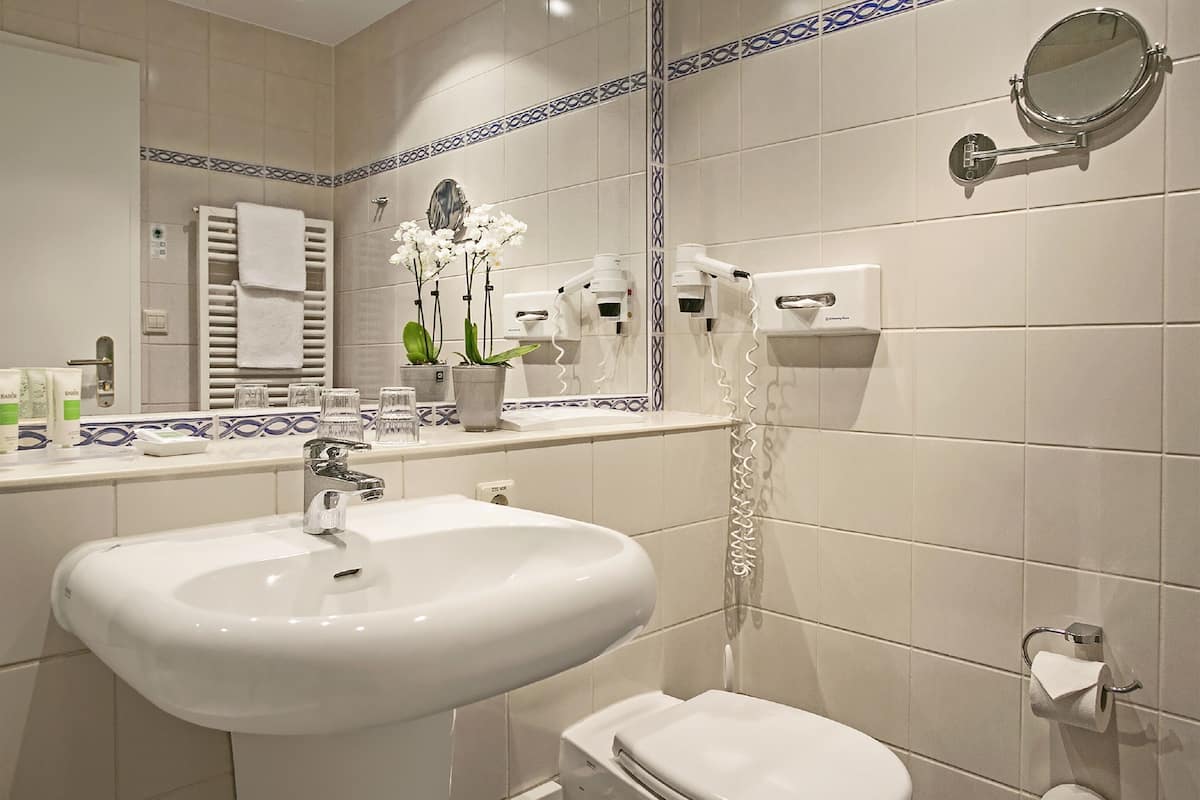 1 bedroom, premium bedding, desk, laptop workspace