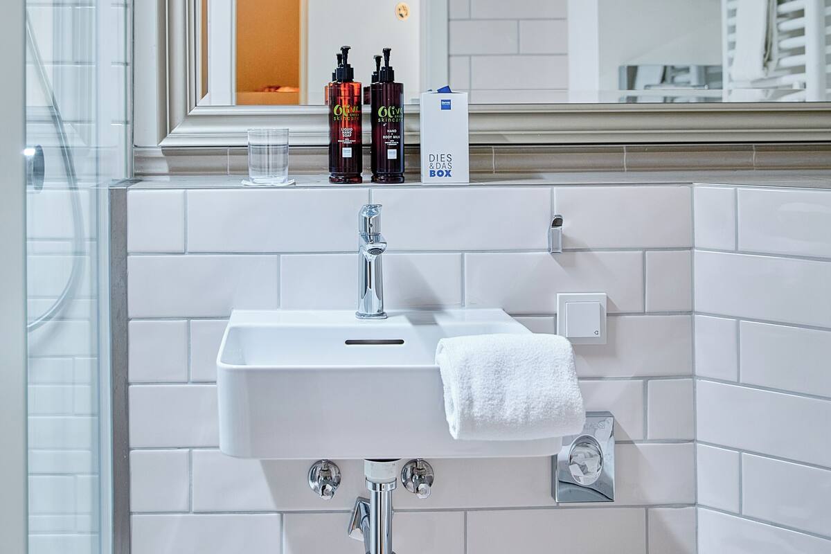 Superior Double Room | Bathroom | Free toiletries, hair dryer, towels, soap