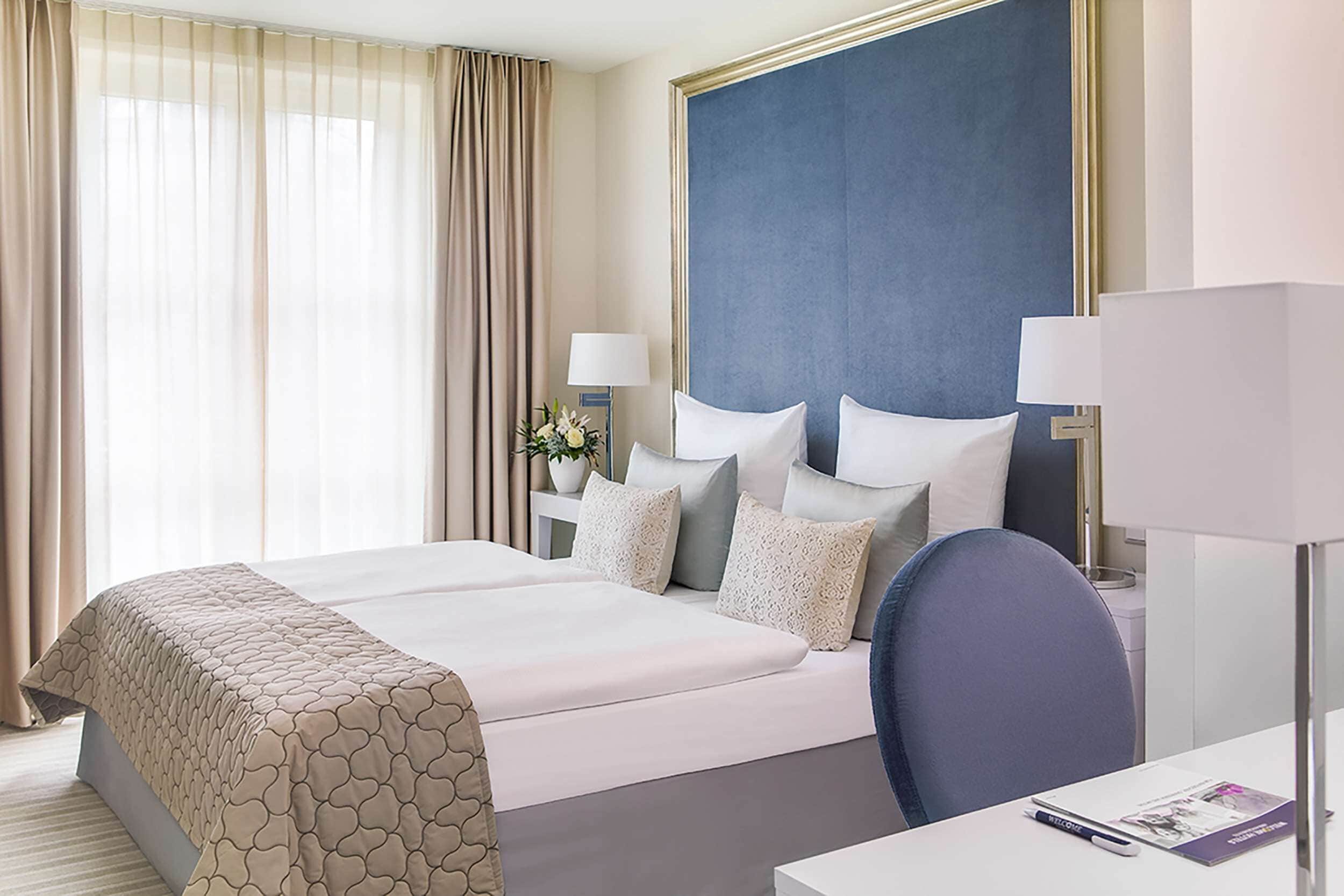 Hochwertige Bettwaren, Schreibtisch, laptopgeeigneter Arbeitsplatz