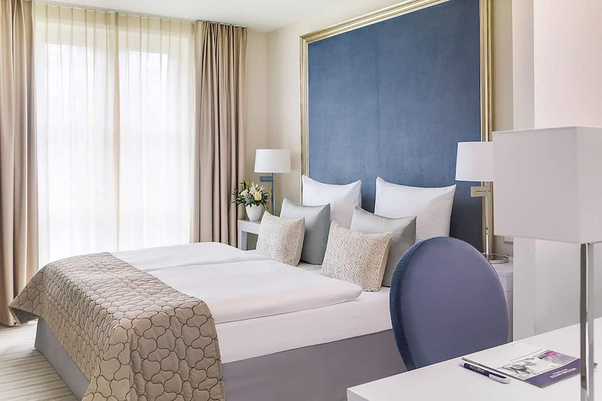 Hochwertige Bettwaren, Schreibtisch, laptopgeeigneter Arbeitsplatz