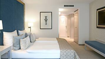 Hochwertige Bettwaren, Schreibtisch, laptopgeeigneter Arbeitsplatz