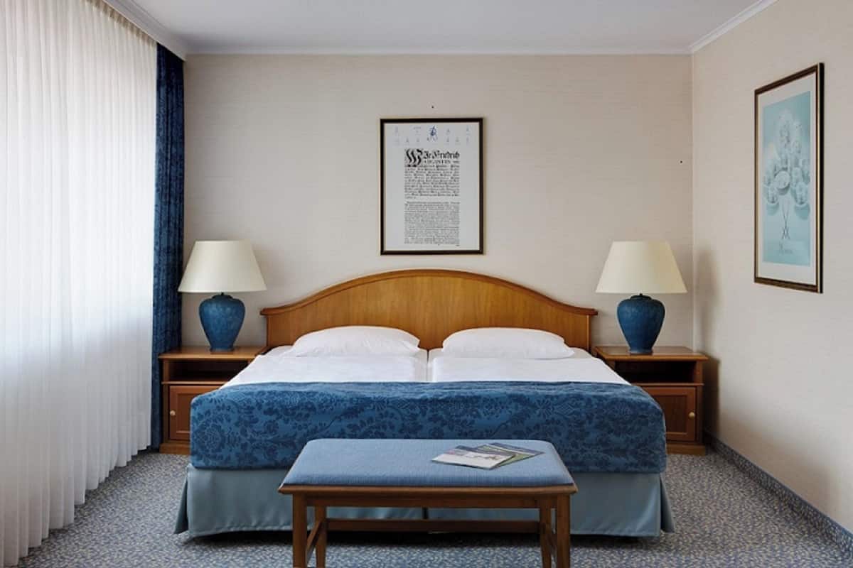 1 bedroom, premium bedding, desk, laptop workspace