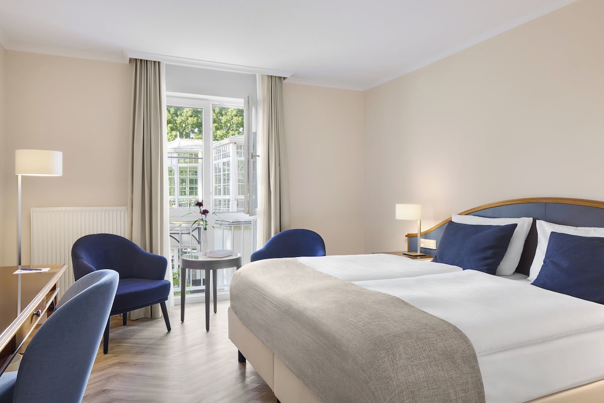 1 bedroom, premium bedding, desk, laptop workspace