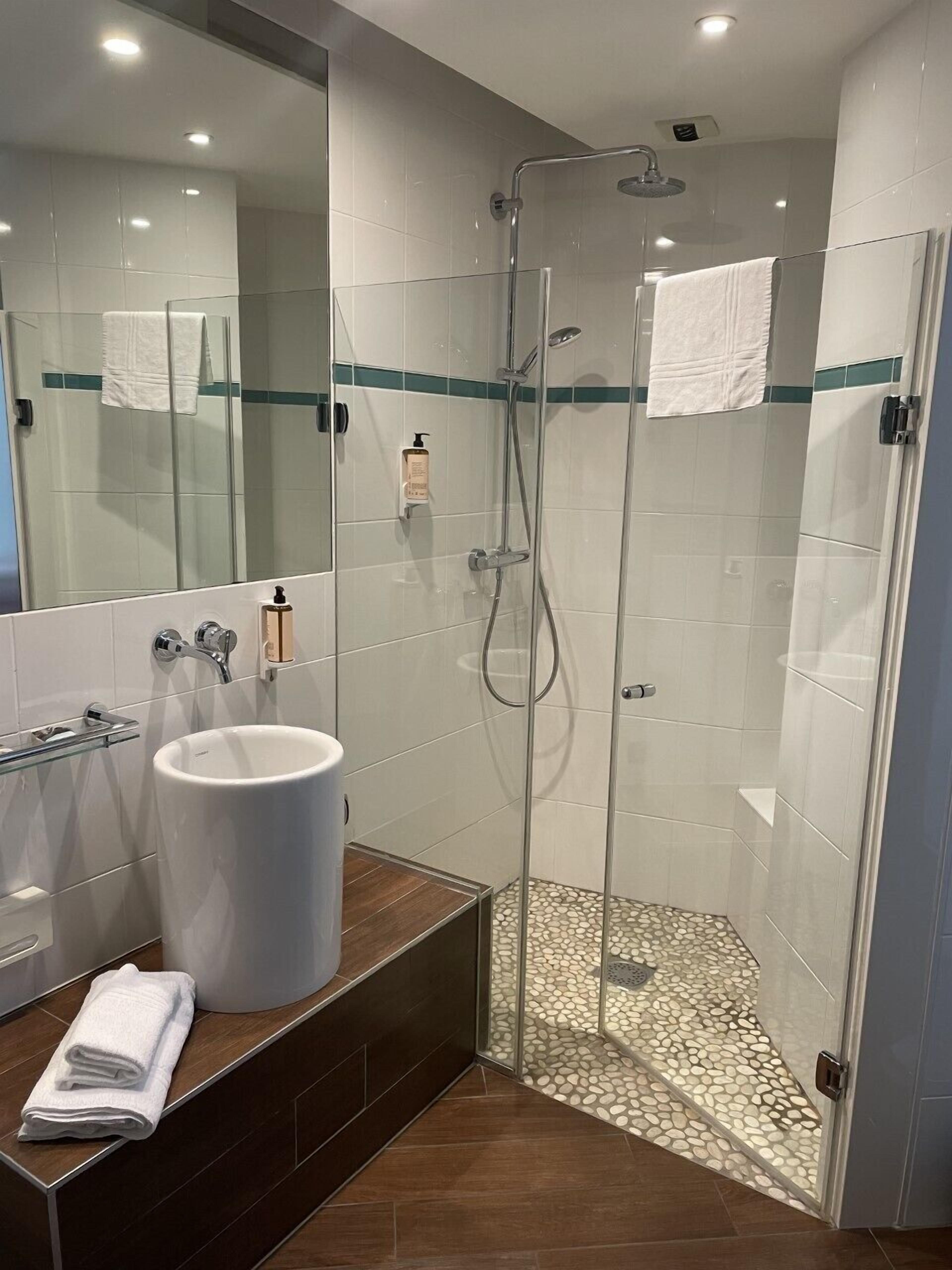 classic room, 1 single bed | bathroom | rainfall showerhead, eco-friendly toiletries, hair dryer, towels