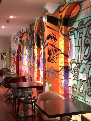 Desayuno continental diario (EUR 18 por persona)