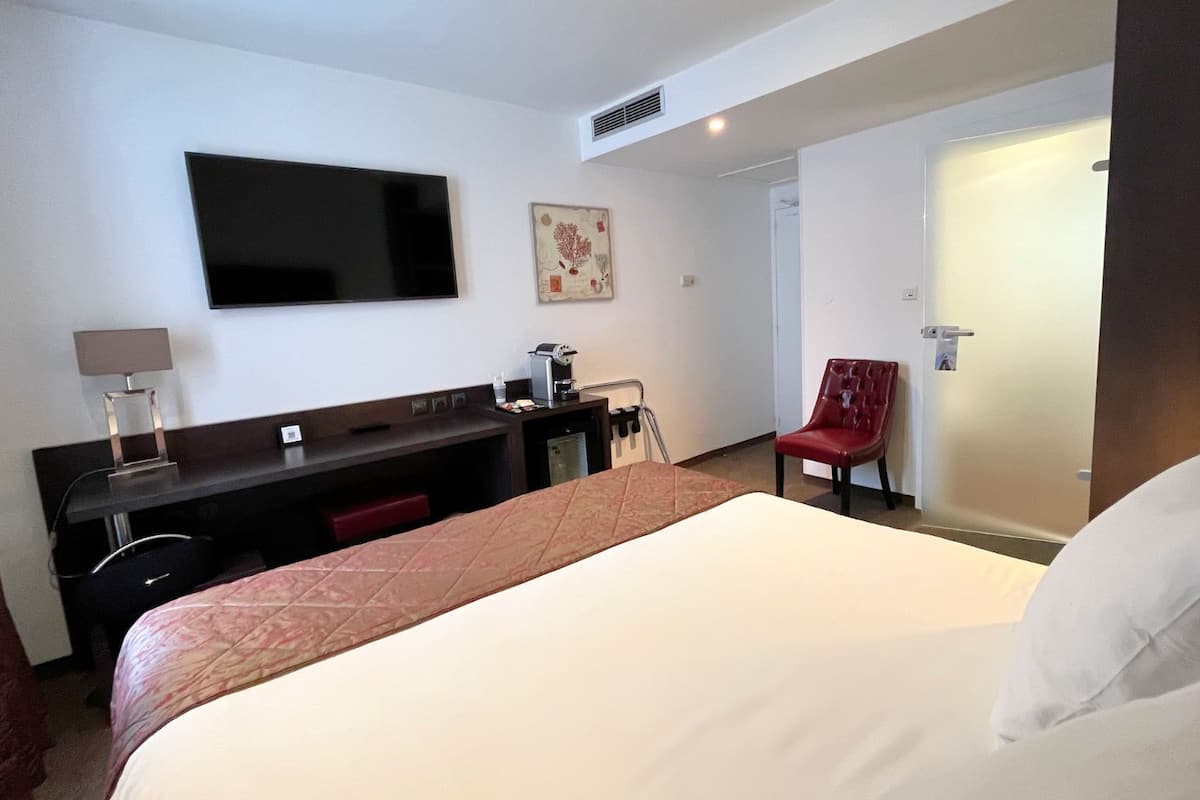 Privilege, Superior Double Room, 1 Double Bed | Premium bedding, Select Comfort beds, in-room safe