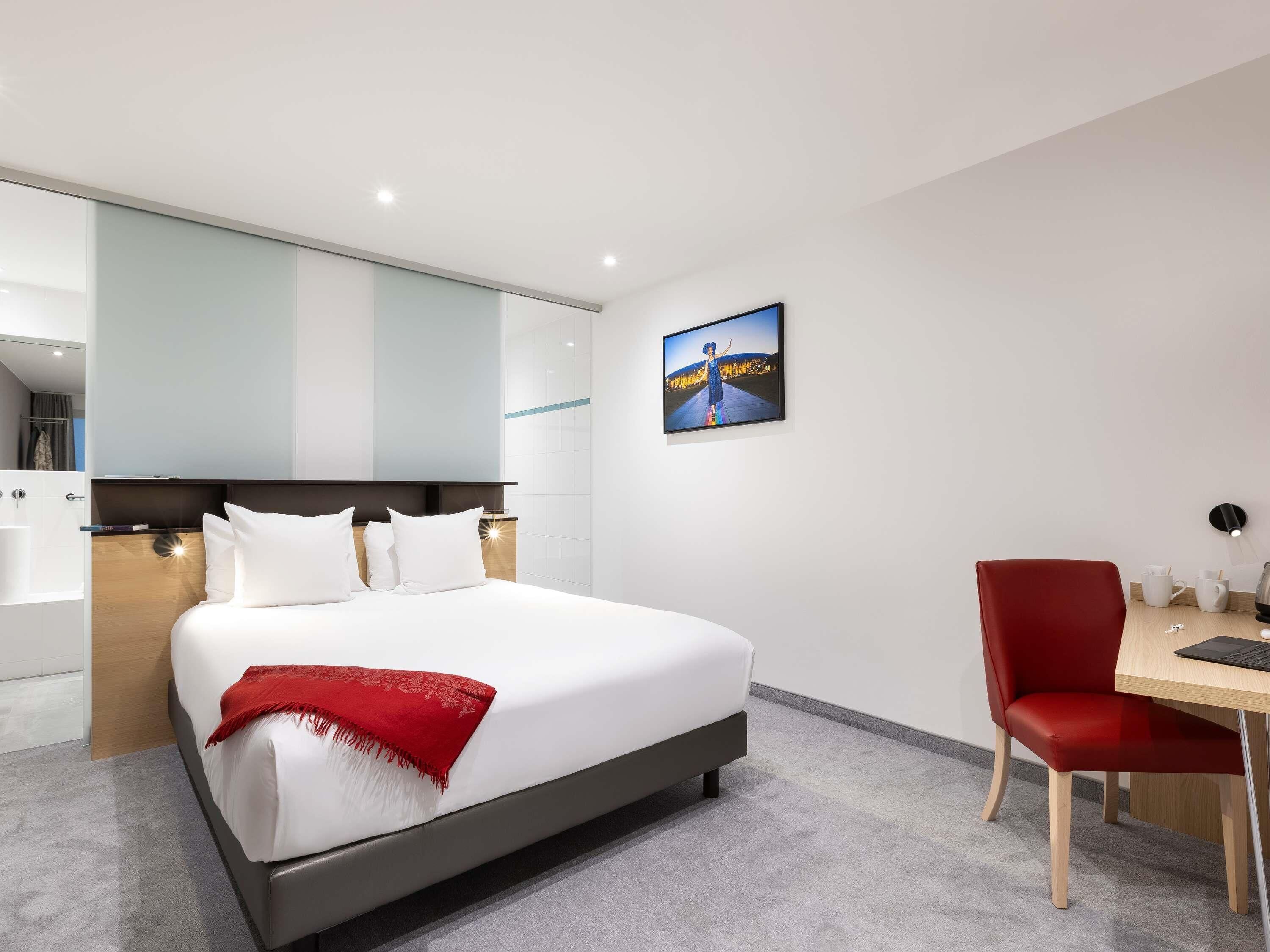Quarto casal clássico, 1 cama de casal | Roupas de cama premium, camas Select Comfort, cofres nos quartos