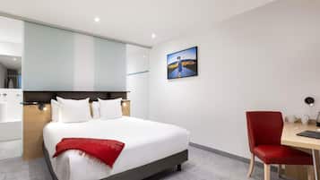 Quarto casal clássico, 1 cama de casal | Roupas de cama premium, camas Select Comfort, cofres nos quartos