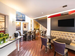 Petit déjeuner continental (18 EUR par personne)