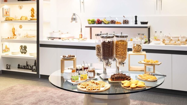 Un buffet de petit-déjeuner proposant une variété d’aliments et d’accompagnements.