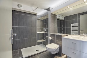Studio | Bathroom | Shower - Odalys Résidence Aqualia (Balaruc-les-Bains)