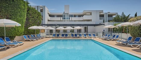 Outdoor pool, sun loungers