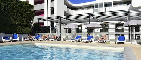 Utomhuspool och solstolar