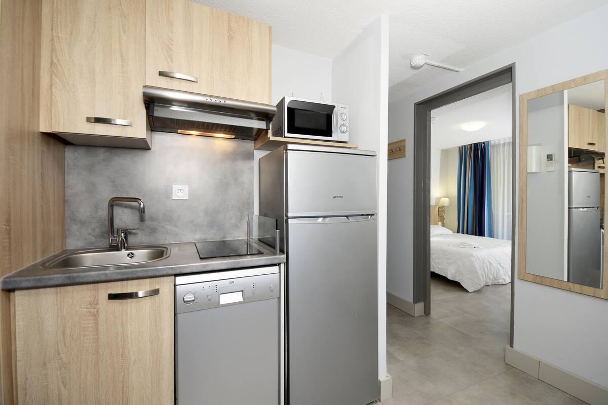Private kitchen | Fridge, microwave, stovetop, electric kettle