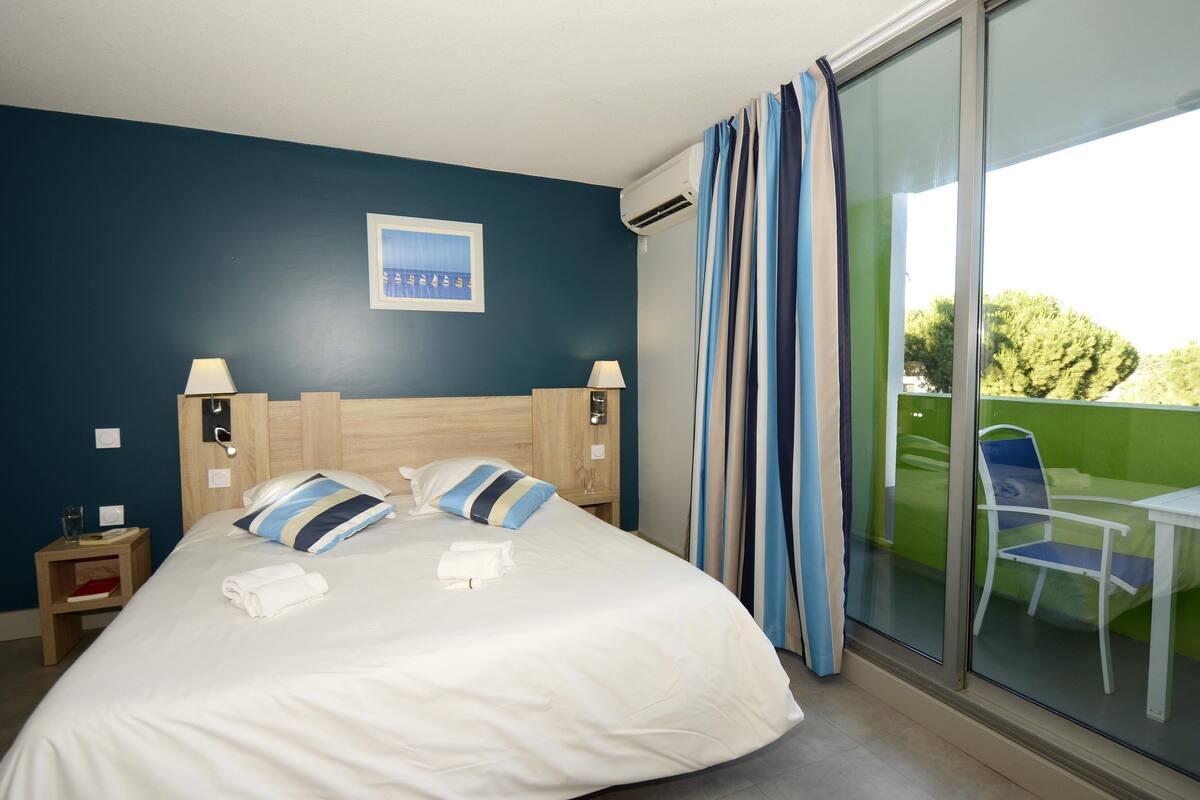 Cribs (surcharge), WiFi (free)