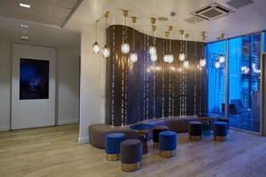 供應午餐及晚餐;園景