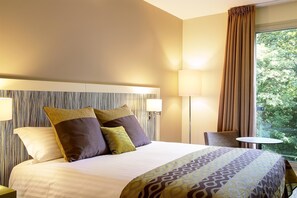 高档床上用品、客房内保险箱、办公桌、遮光窗帘