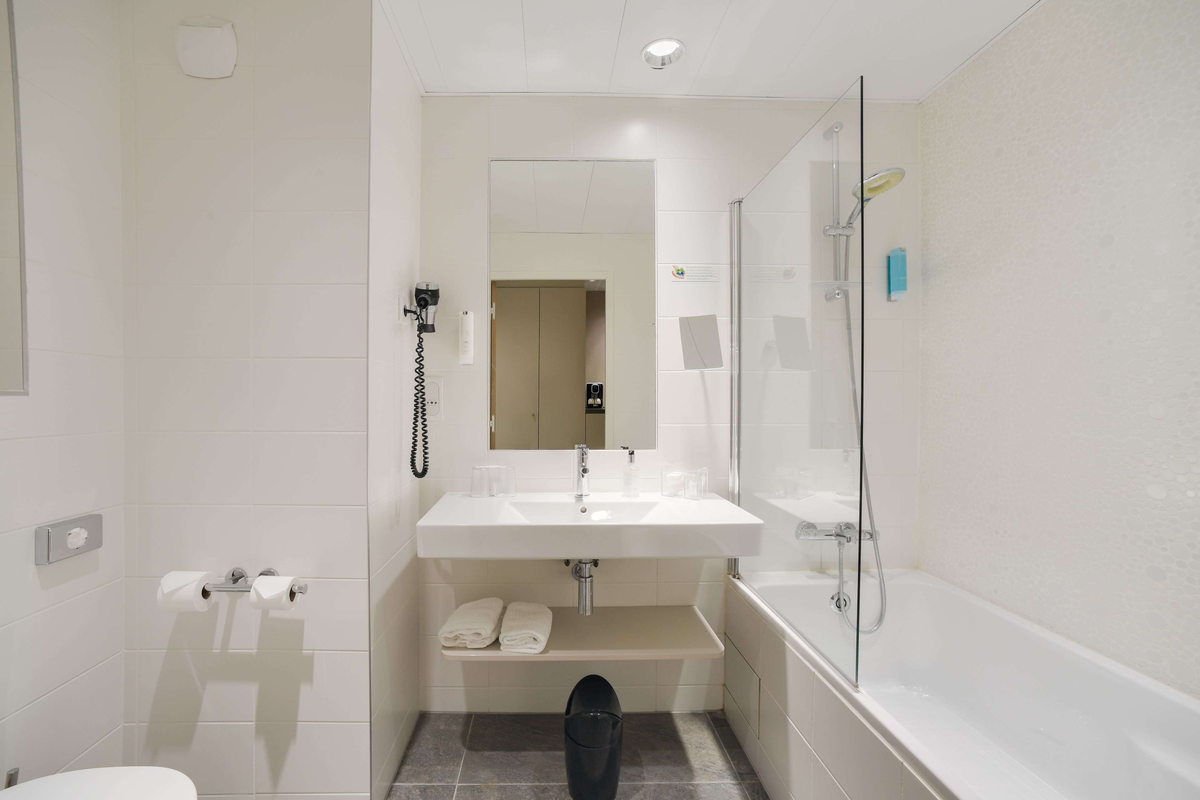 executive room, 1 king bed, non smoking, terrace | bathroom | deep-soaking bathtub, free toiletries, hair dryer, towels