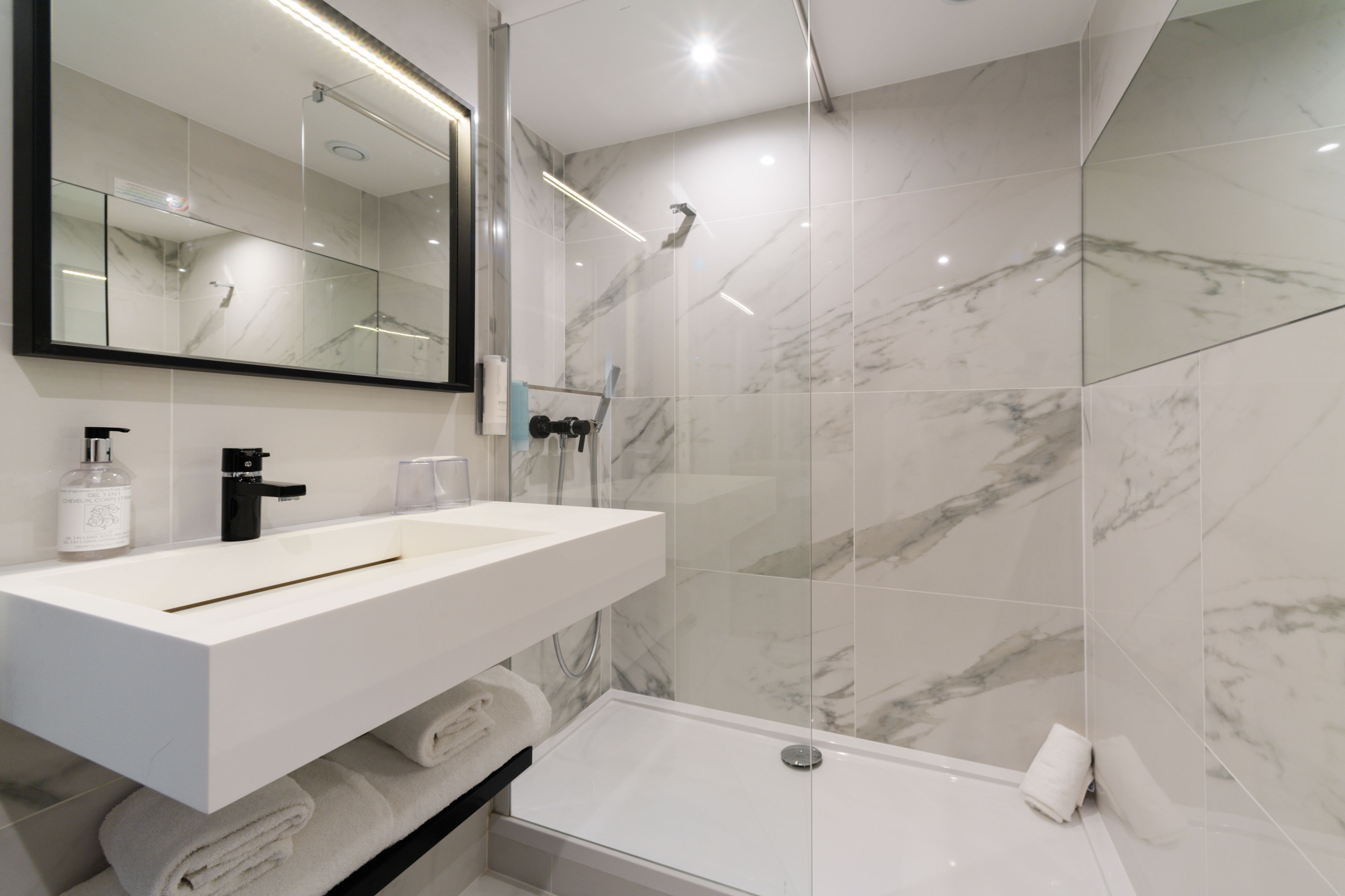 family room, 1 king bed, non smoking | bathroom | deep-soaking bathtub, free toiletries, hair dryer, towels