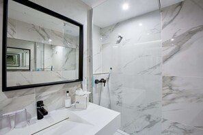 Deep soaking tub, free toiletries, hair dryer, towels - Best Western Plus Paris Meudon Ermitage (Meudon)