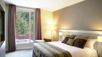 Premium bedding, in-room safe, desk, blackout drapes