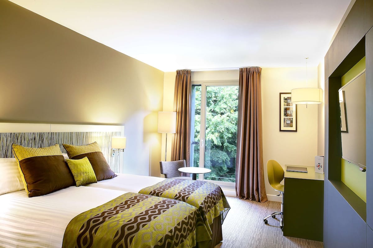 Premium bedding, in-room safe, desk, blackout drapes