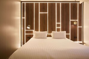 Classic Room, 1 King Bed, Non Smoking (Tradition) | Premium bedding, in-room safe, desk, blackout curtains