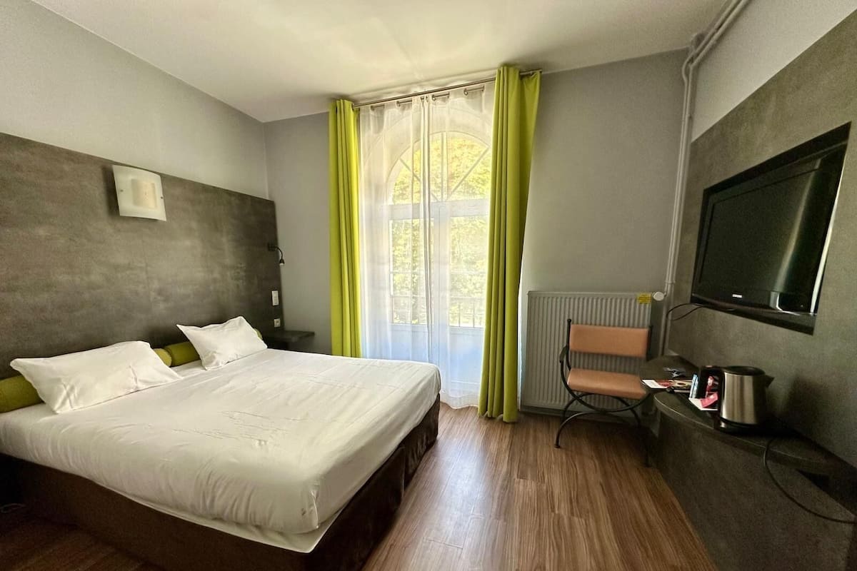 Classic Room, 1 Double Bed | Premium bedding, laptop workspace, blackout curtains, iron/ironing board