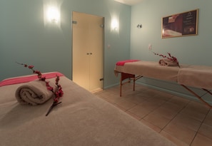 Un sauna, una bañera de hidromasaje, baño turco/hammam