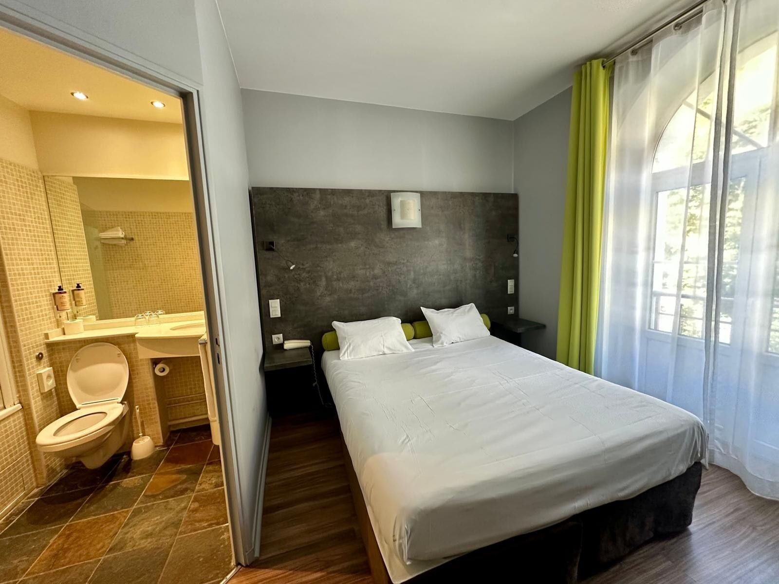 高档床上用品、笔记本电脑工作区、遮光窗帘、熨斗/熨板