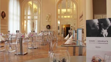 Breakfast, lunch, dinner served; French cuisine