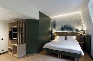 Ropa de cama de alta calidad y espacio para trabajar con un portátil