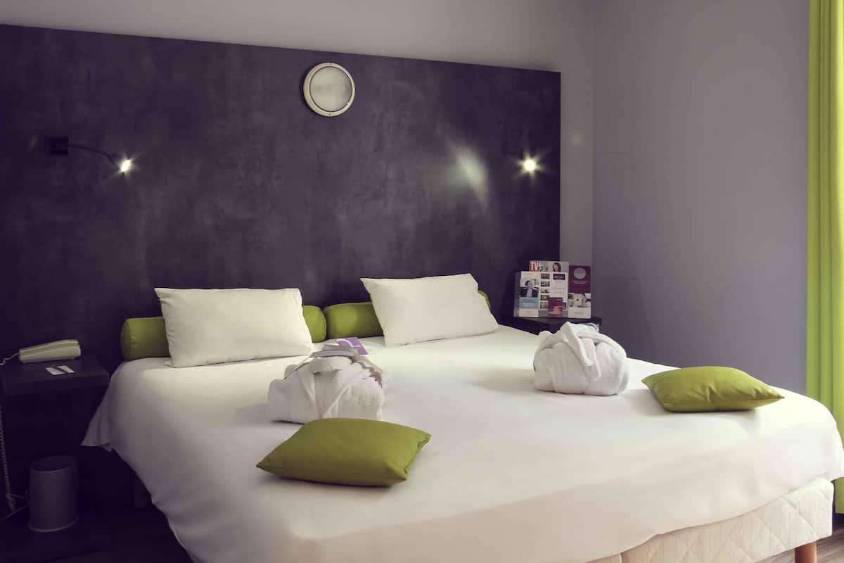 Ropa de cama de alta calidad y espacio para trabajar con laptop