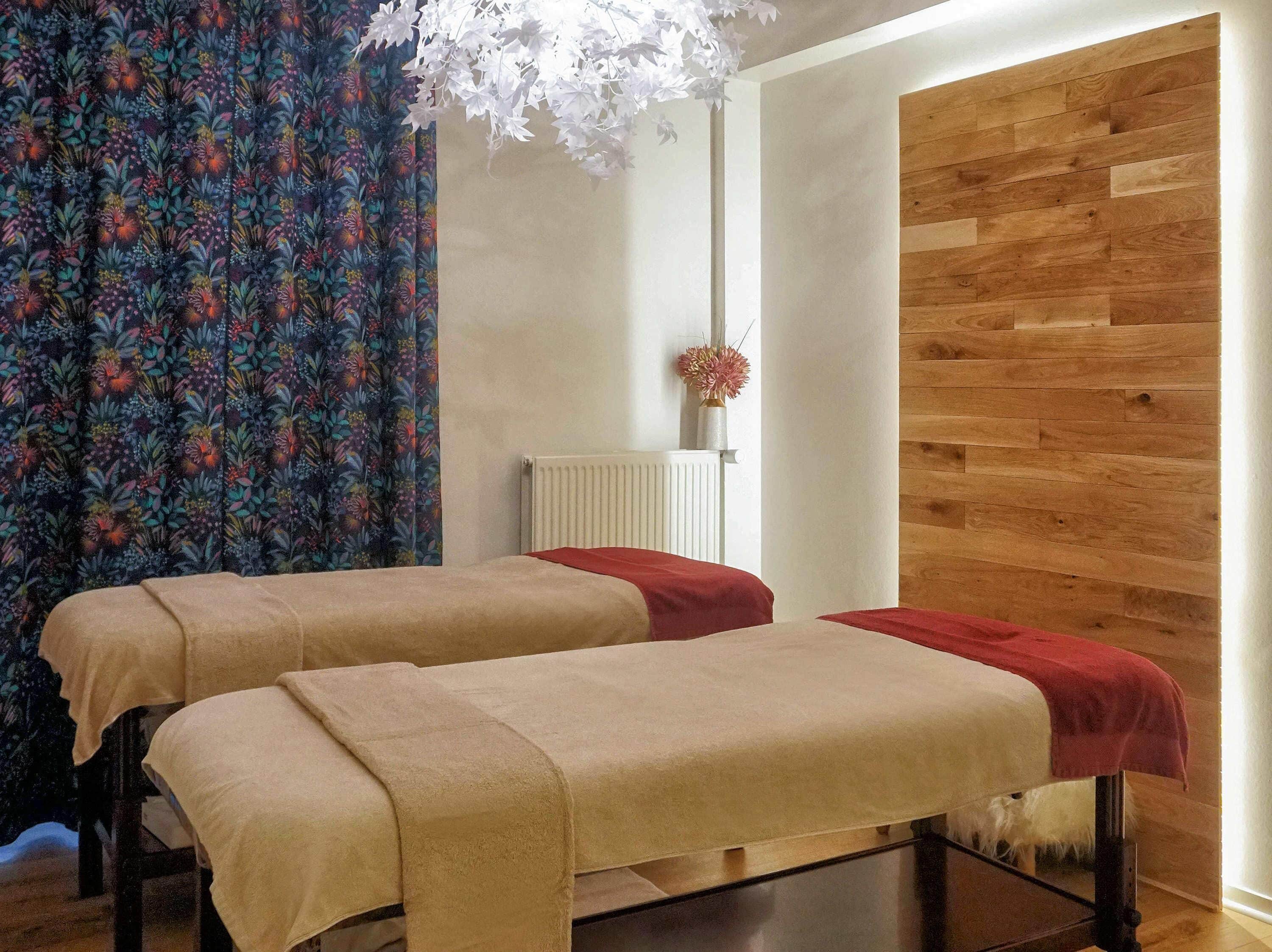 Sauna, hot tub, Turkish bath/hammam, body treatments, hot stone massages