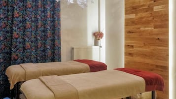 Sauna, hot tub, Turkish bath/hammam, body treatments, hot stone massages