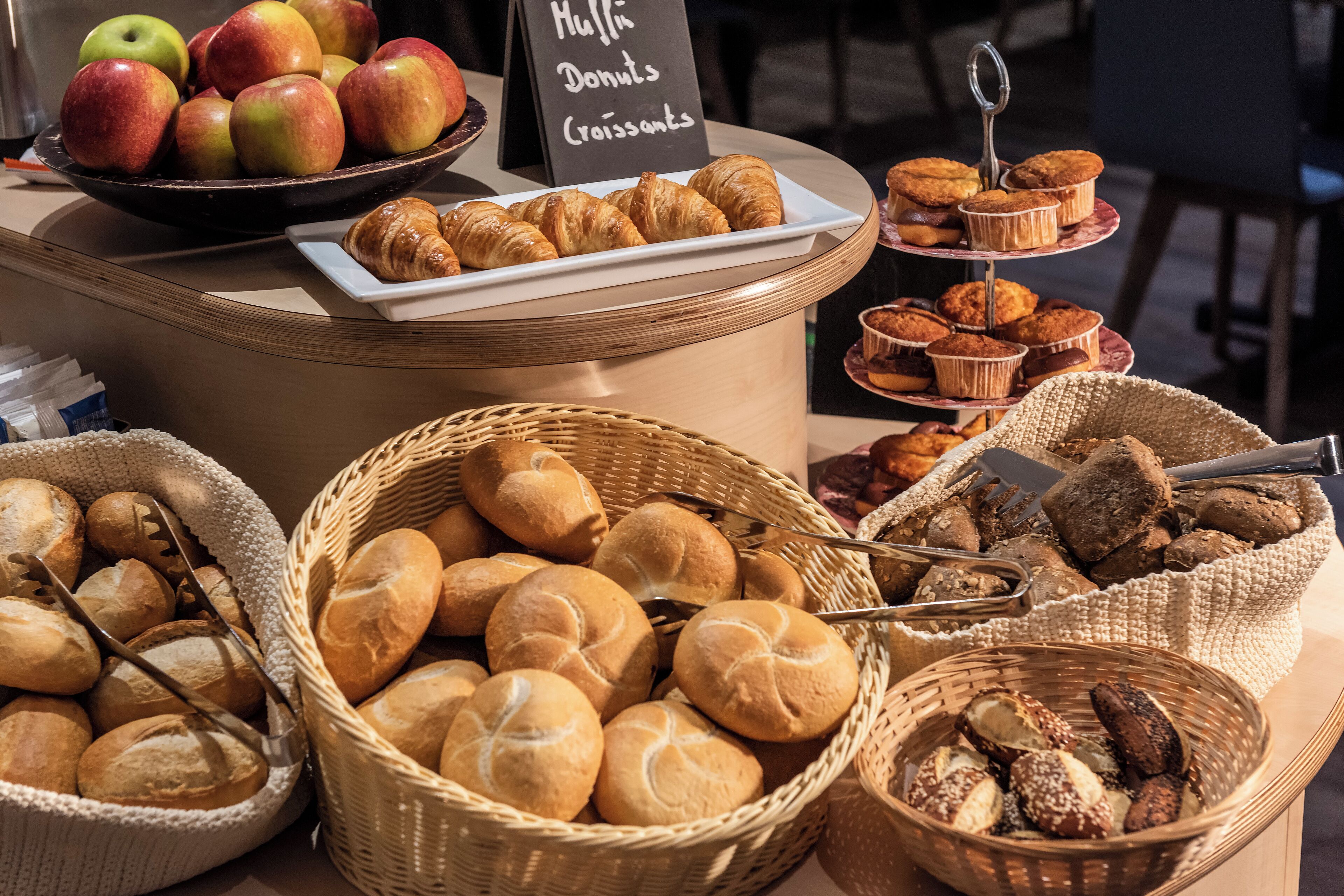 Daily to-go breakfast (EUR 18 per person)