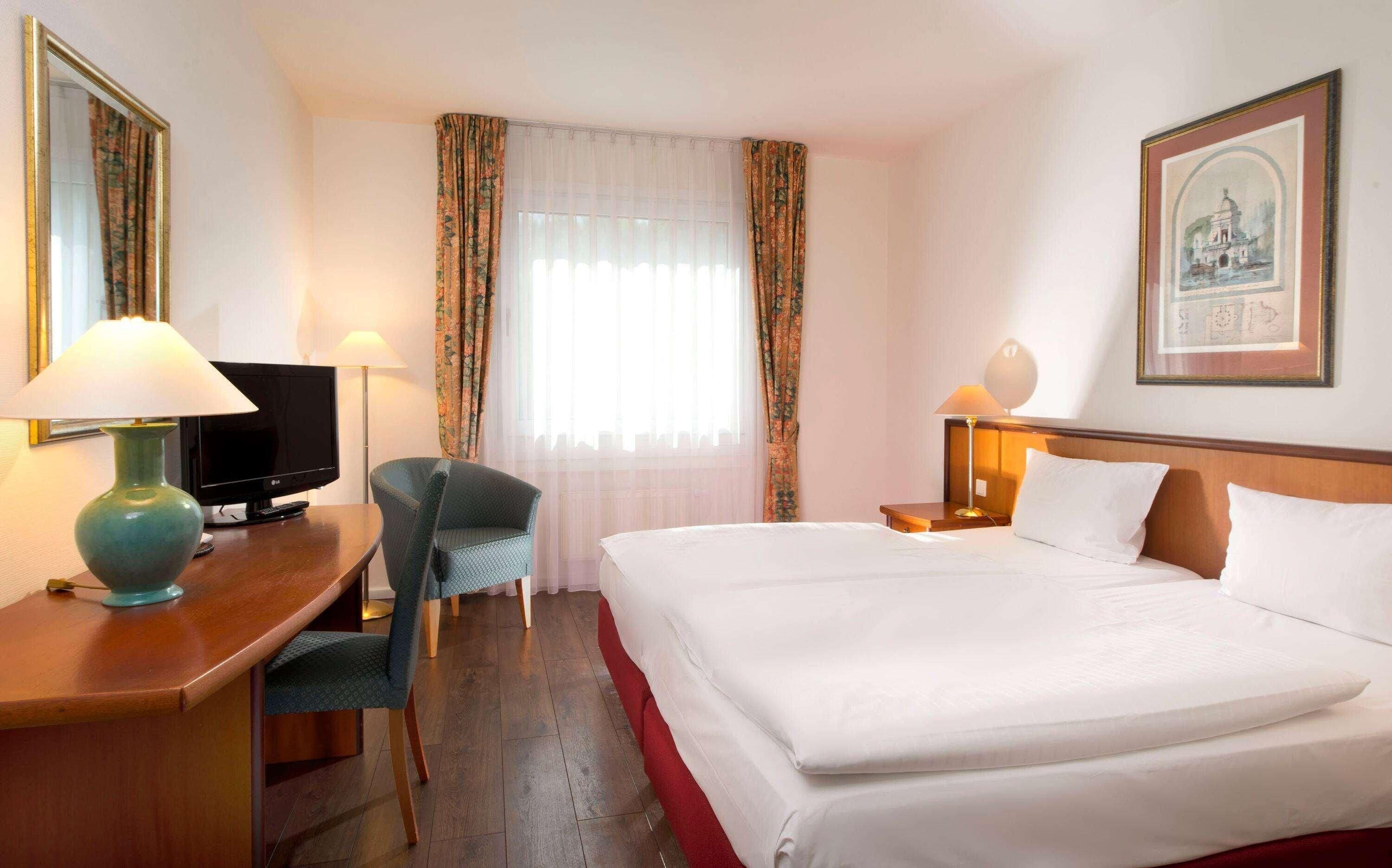 Een minibar, een kluis op de kamer, een bureau, verduisterende gordijnen