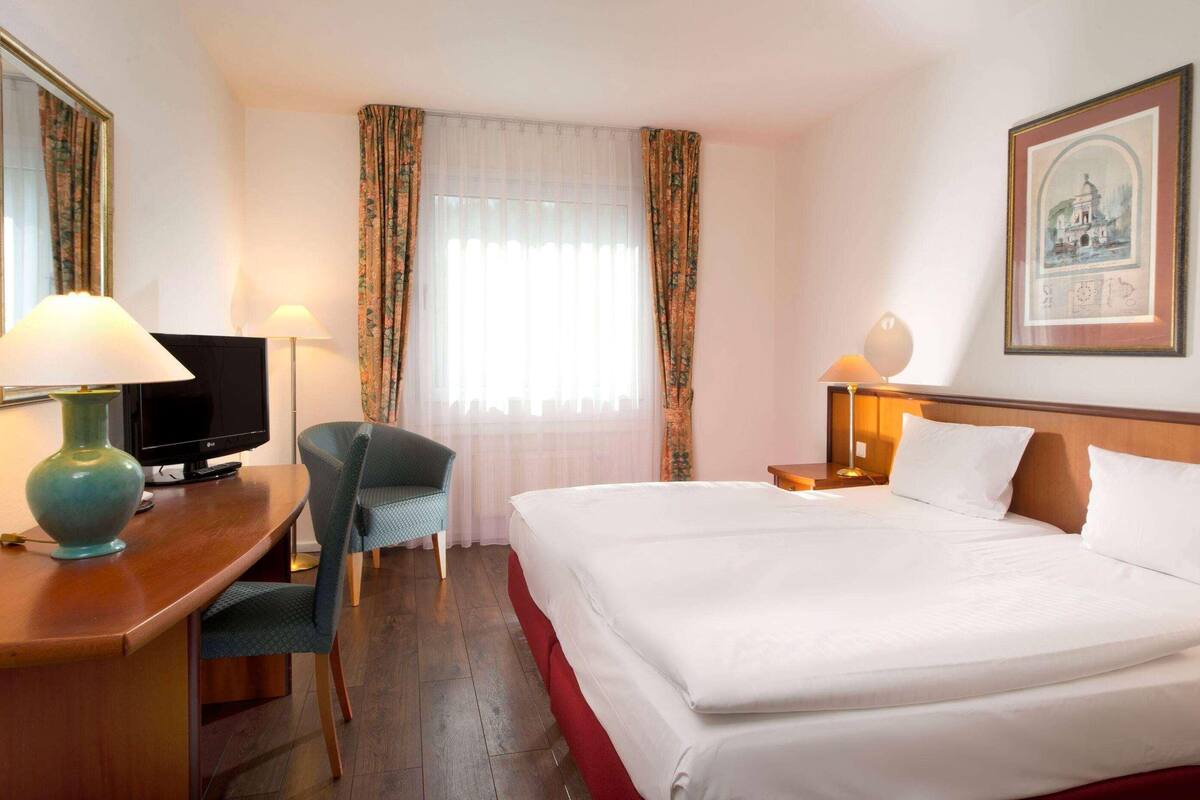 Minibar, coffres-forts dans les chambres, bureau, rideaux occultants