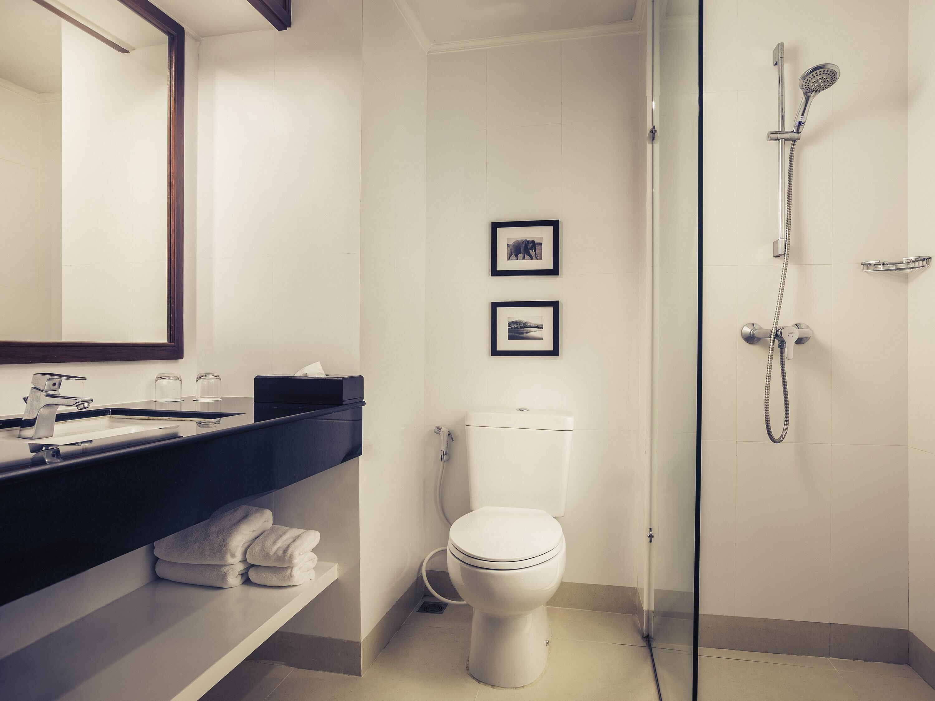 Roba de llit d'alta qualitat, escriptori i cortines opaques 