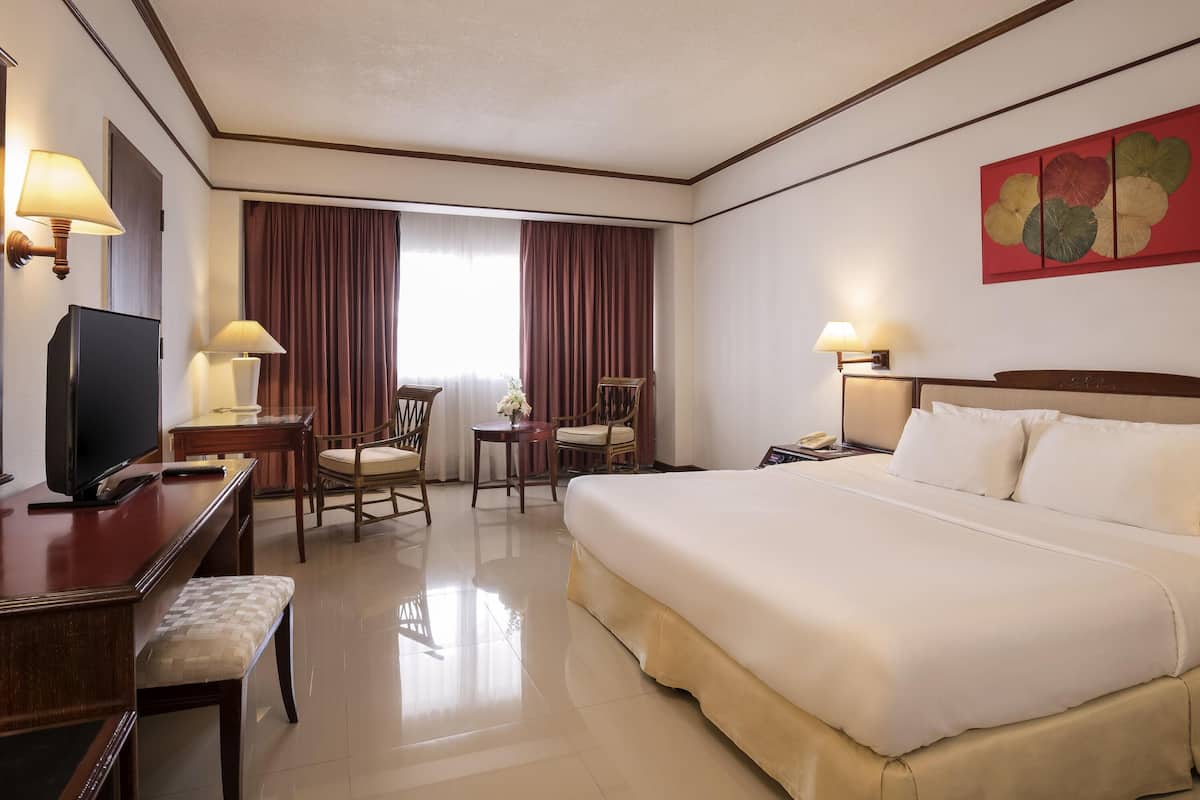Standard Room, 1 King Bed | Premium bedding, desk, blackout curtains, iron/ironing board