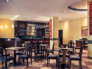 2 bars/lounges, lobby lounge