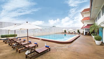 Utomhuspool, öppet 07.00 till 19.00, parasoller och solstolar