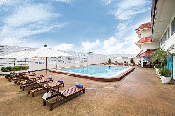 Una piscina al aire libre