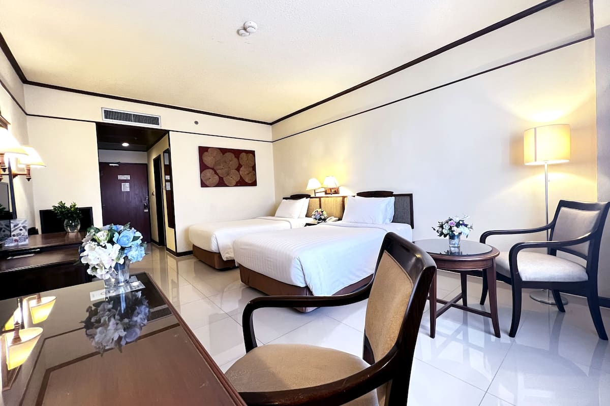 Superior-rum - 2 enkelsängar | 1 sovrum, sängtillbehör av högsta kvalitet och skrivbord