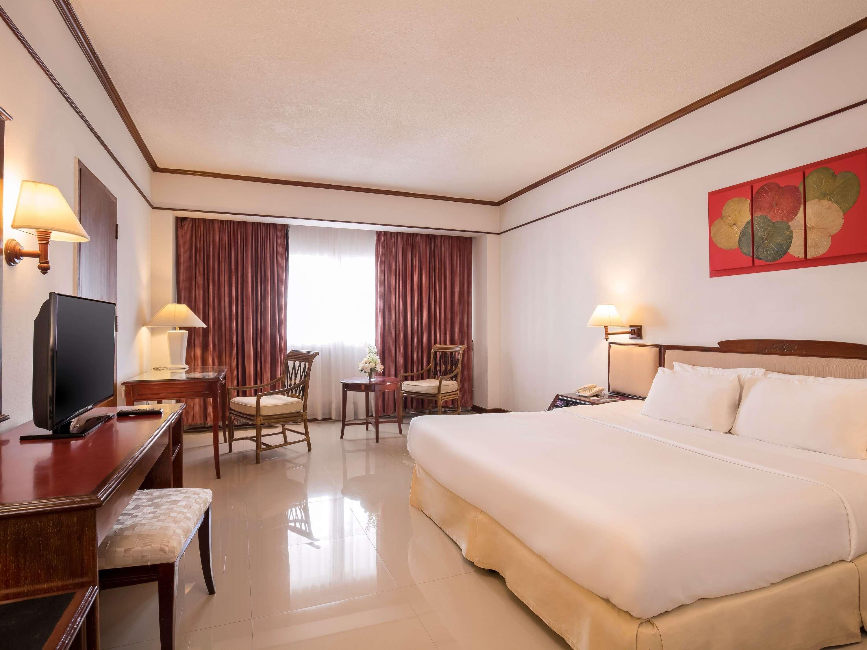 Standard Room, 1 King Bed | Premium bedding, desk, blackout drapes, iron/ironing board (on request)