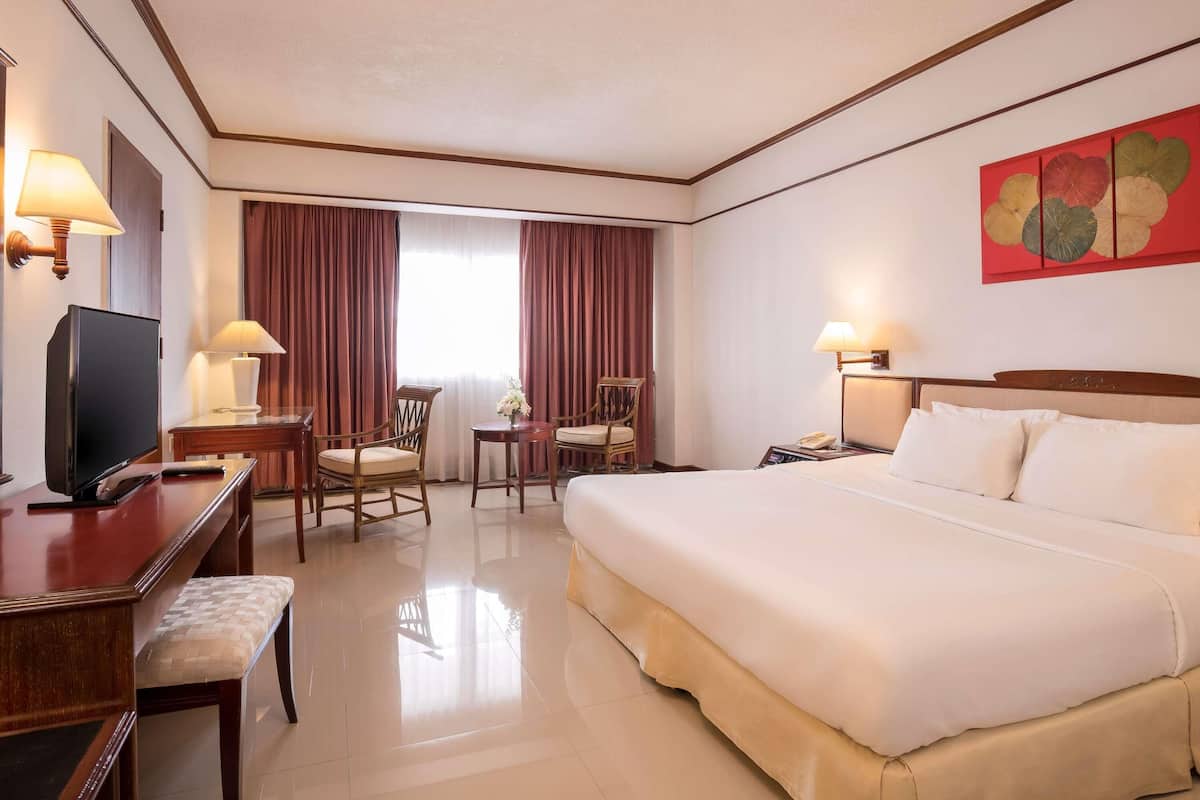 Standard Room, 1 King Bed | Premium bedding, desk, blackout curtains