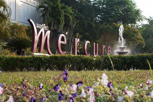 A garden with a fountain and a sign that reads "Mercure". - Mercure Chiang Mai (Chiang Mai)